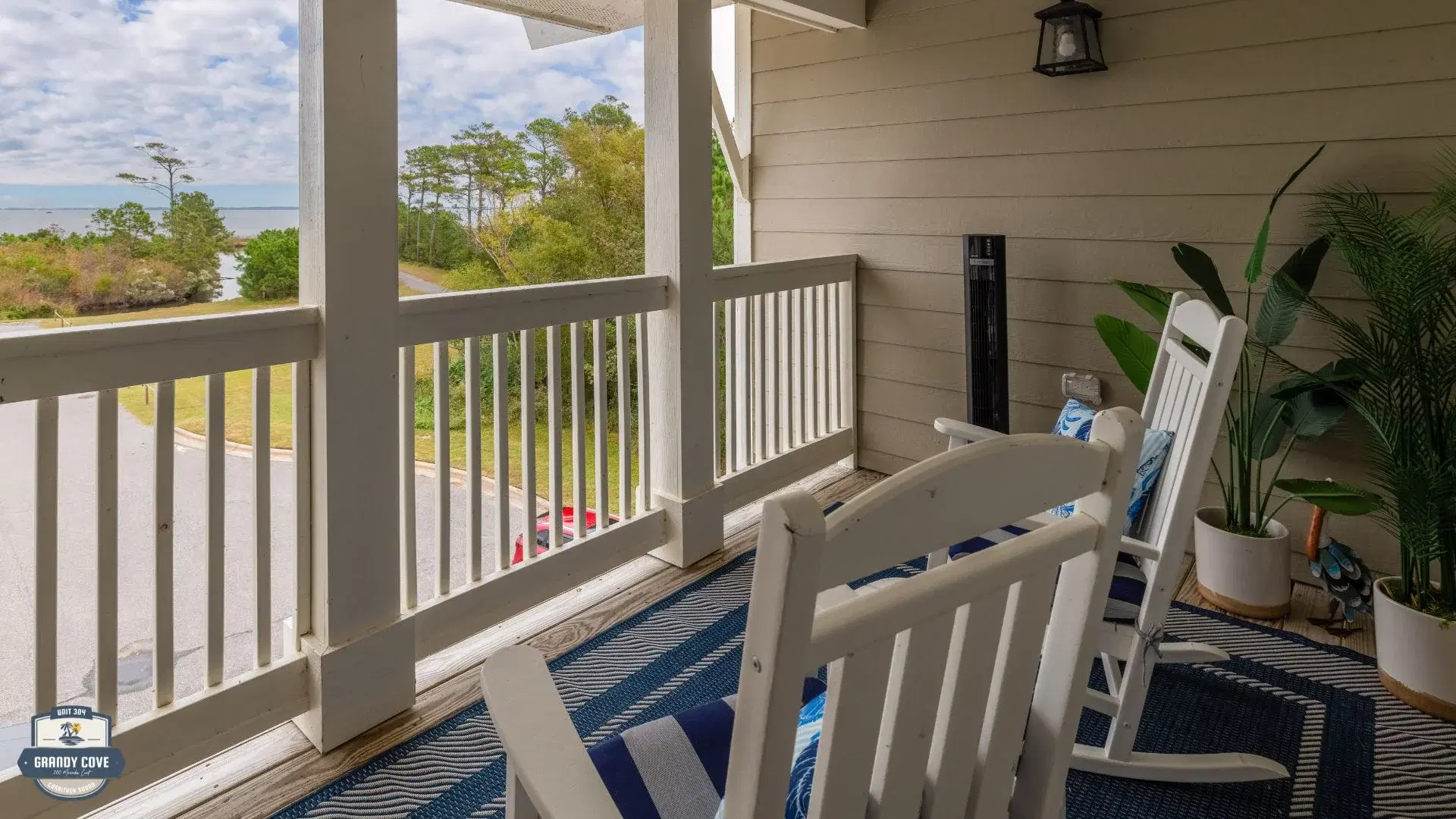 Grandy Cove balcony with outdoor seating